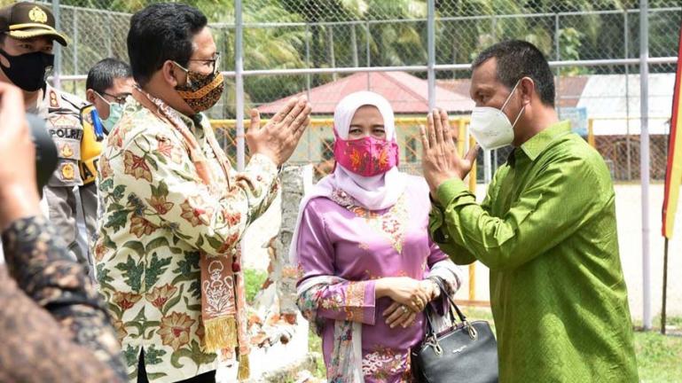 Wali Kota Pariaman, Genius Umar saat menyambut kedatangan Mendes PDTT, Jumat (24/7). (Dok : Istimewa)