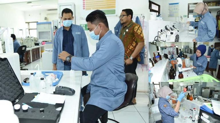 Para peneliti di Labor Lingkungan Dinas Perkim dan LH Kota Pariaman sedang menguji sejumlah sampel. (Dok : Istimewa)