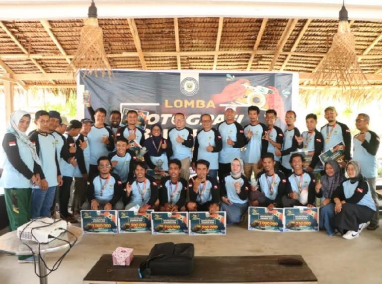 Para pemenang Lomba Fotografi Bawah Air yang diadakan DKP Sumbar di kawasan Mandeh, Jumat (15/9). (Dok : Istimewa)