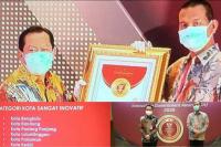 Wali Kota Pariaman, Genius Umar saat menerima anugerah Innovative Government Award (IGA) 2020, dari Kemnendagri, di Jakarta, Jumat siang (18/12). (Dok : Istimewa)