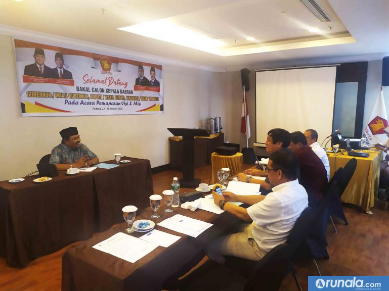Tim penjaringan DPD Gerindra Sumbar saat dengarkan paparan visi misi salah satu balon kepala daerah, Kamis (23/1). (amz)