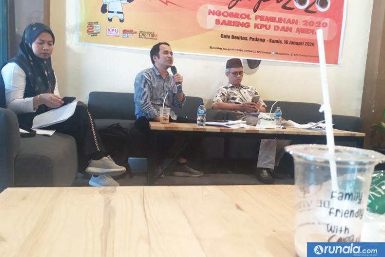 Anggota KPU Sumbar Gebril Daulai saat paparkan proses rekrutmen panitia adhoc kepada wartawan, Kamis (16/1)