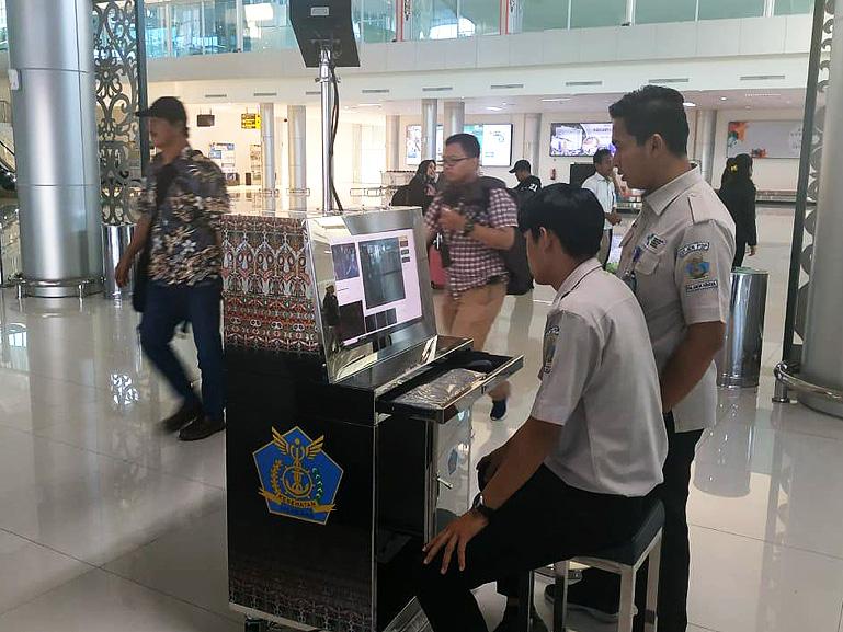 Petugas KKP memantau penumpang internasional dengan alat Thermal Scanner di Terminal 3 Bandara Internasional Soekarno Hatta. (ist)