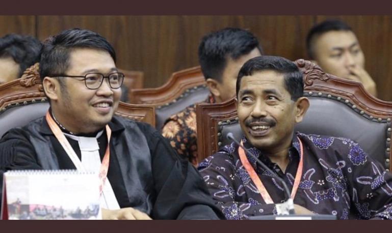 Ketua Bawaslu Sumbar Surya Efitrimen bersama kuasa hukumnya saat di MK. (Ist)