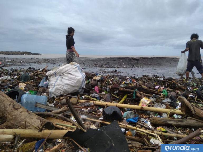 Tumpukan sampah di pantai padang. (Dy)