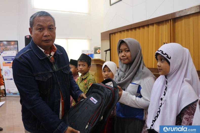 GM Pelindo Teluk Bayur Wardoyo serahkan bantuan kepada 100 anak yatim dalam acara syukuran pencapaian kinerja perusahaan di 2019 lalu. (ist)