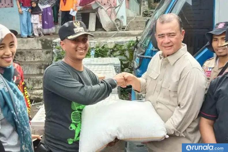 Wakil Gubernur Sumbar, Nasrul Abit serahkan bantuan secara simbolis kepada Camat Batipuh Selatan untuk korban bencana galodo yang terjadi pada Jumat (17/1) kemarin. (ist)