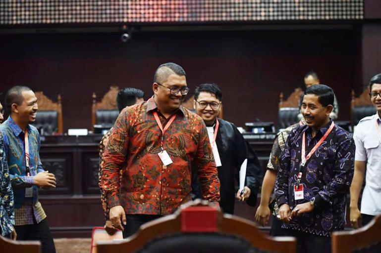 Ketua Bawaslu Sumbar Surya Efitrimen bersama teman-temannya seusai putusan MK. (Ist)
