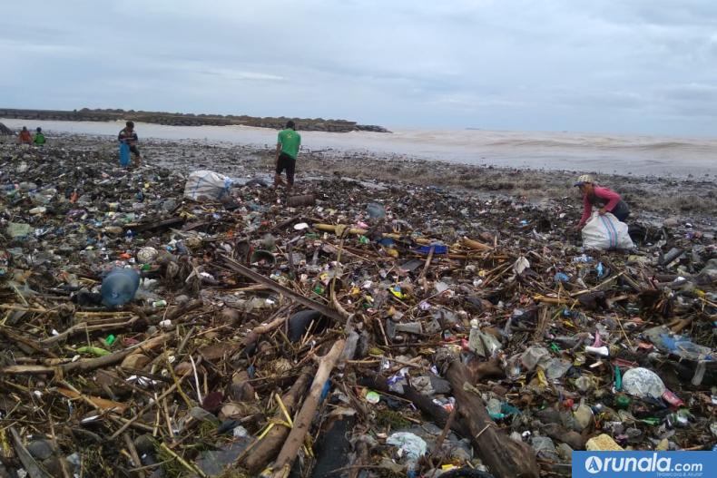 Tumpukan sampah di pantai padang. (Dy)