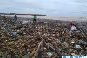 Disebabkan Faktor Cuaca Ekstrim: Pantai Padang Dipenuhi Tumpukan Sampah