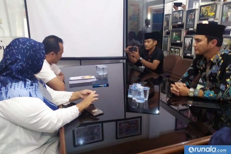 Aldi Taher saat konsultasi dengan Staf KPU Sumbar terkait persyaratan pencalonan gubernur, Senin (3/2). (amz)