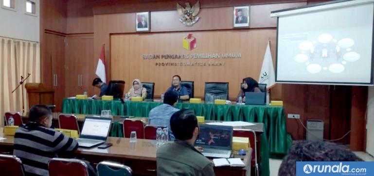 Anggota Bawaslu Sumbar Alni dan staf gelar sosialisasi SIPS kepada pengurus parpol yang akan pilkada serentak 2020, Jumat, siang (21/2). (Foto : amz)