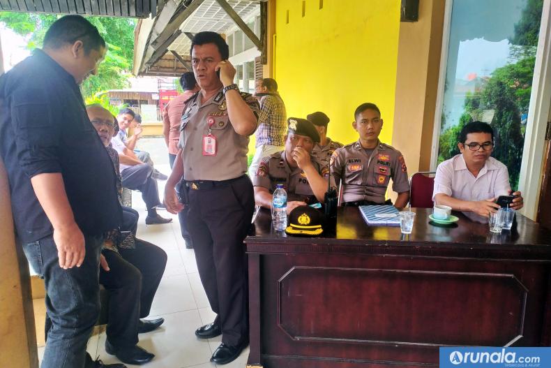 Kompol Arsyal bersama personelnya sedang lakukan pengamanan saat proses penyerahan syarat dukungan bakal calon berlangsung, Rabu siang (19/2). (amz)