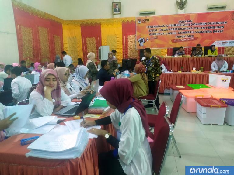 Tim pemeriksa masih sibuk memeriksa berkas dukungan FAGE yang diawasi Bawaslu Sumbar, Kamis malam (20/2). (amz)