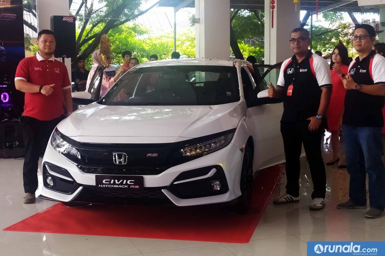 Direktur HGM Albert Gani bersama kedua kepala cabang HGM membuka selubung tanda mulai diluncurkan  Honda Civic Hatchback RS di Padang, Sabtu (15/2). (amz)