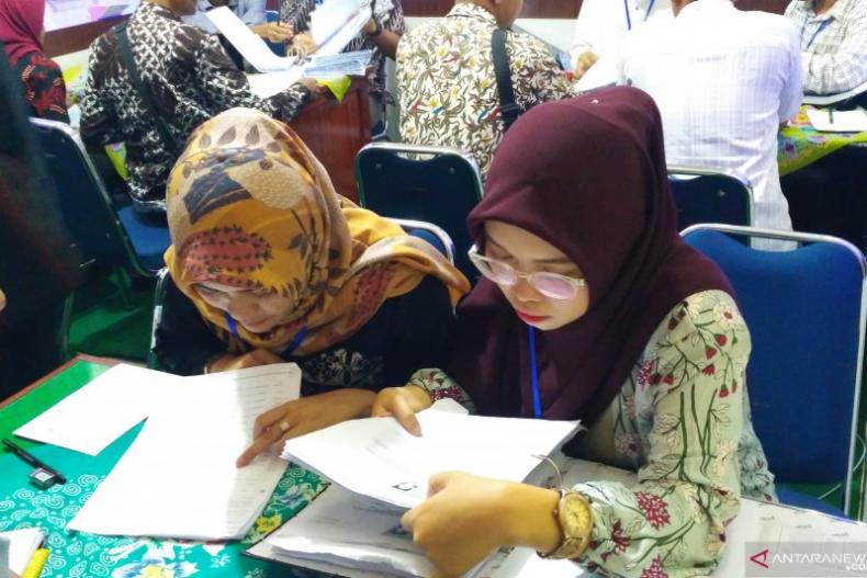 Petugas dari KPU Solok Selatan diawasi petugas Bawaslu melakukan pemeriksaan terhadap berkas dukungan yang diserahkan oleh pasangan calon perseorangan. (ANTARA/Erik IA)