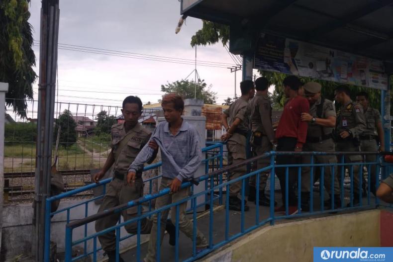 Anjal yang diamankan Pol PP Padang di Halte bus Simpang Tabing, Kamis (6/2). (amz)