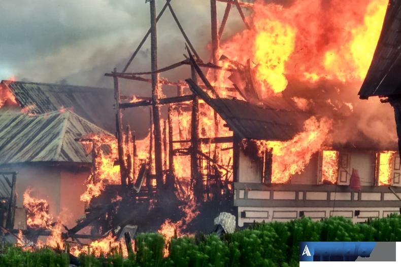 Dua unit rumah gadang terbakar. (Foto : Istimewa)