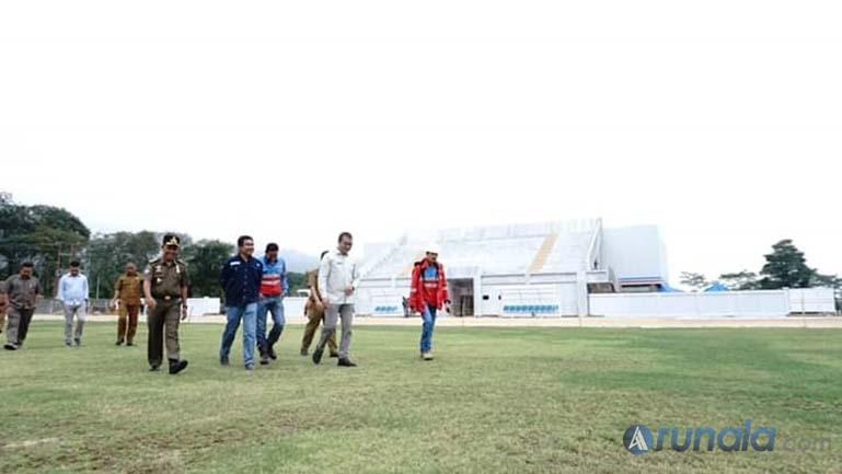Asharry Sofyan saat dampingi Plt Bupati Solok Selatan Abdul Rahman meninjau Lapangan bola Supreme Energy, kemarin. (Foto : dyz)