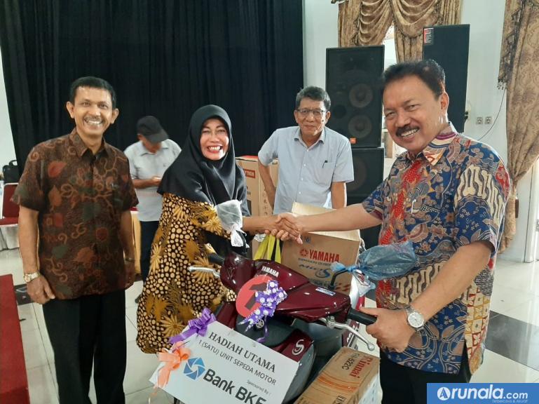 Ketua Koperasi Pegawai Unit Korpri Kantor Gubernur, Ell Yawardi serahkan sepeda motor sebagai hadiah utama pada doorprize di RAT koperasi, Kamis (6/2). (amz)
