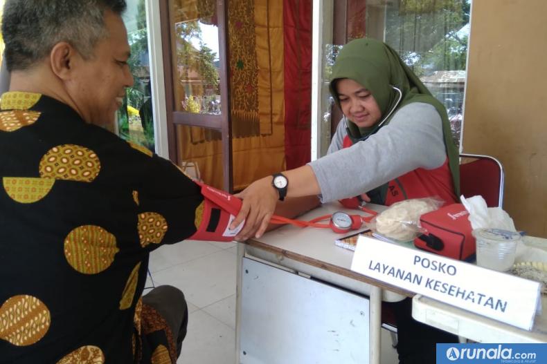 Anggota KPU Sumbar Izwaryani saat memeriksakan kesehatannya pada tim dokter di posko pelayanan yang diadakan KPU Sumbar, Minggu siang (23/2). (Foto : dyz)