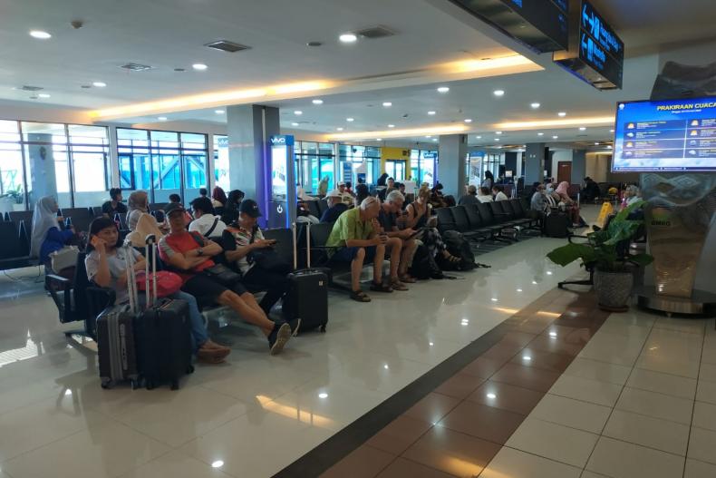 Suasana calon penumpang yang cukup ramai di terminal keberangkatan di BIM, Sabtu siang (22/2). (Foto : Istimewa)