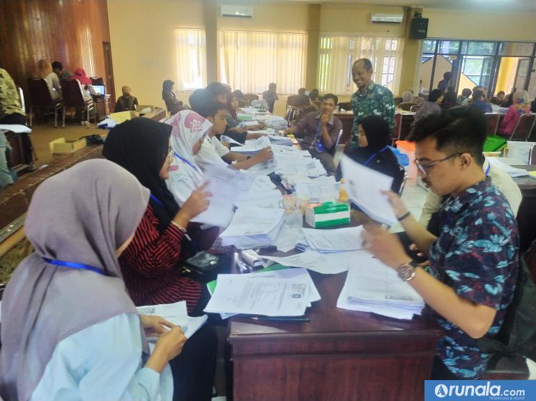 Kabag SDM KPU Sumbar Wandrizen memantau proses pemeriksaan dokumen dukungan bakal pasangan calon perseorangan di gedung LKKS Sumbar, Sabtu (22/2). (Foto : amz)