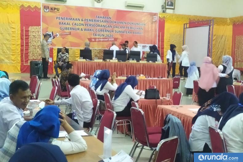 Suasana aula gedung Pramuka tempat penerimaan syarat dukungan bakal cslon, sekitar pukul 10.30. Bakal calon belum datang. (amz)