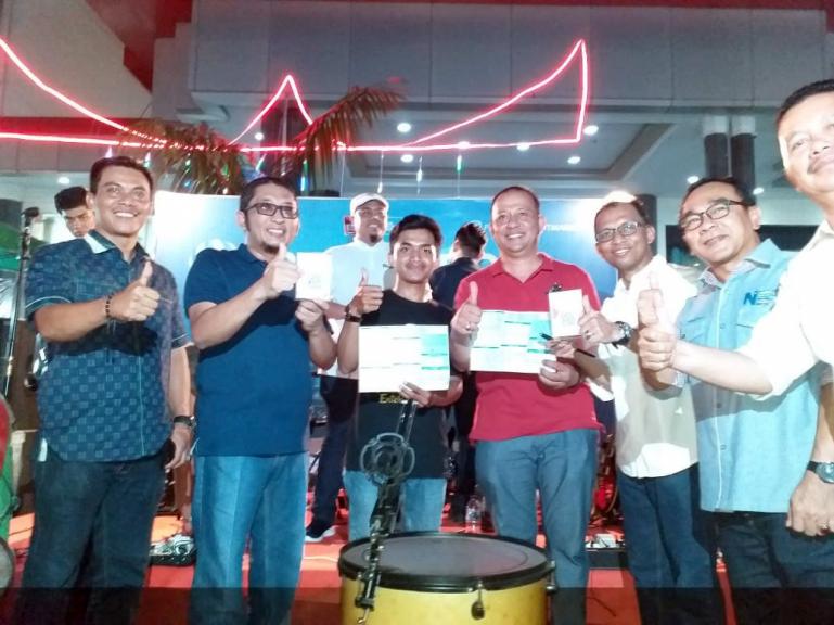 Wawako Hendri Septa dan Pemimpin Divisi Dana Bank Nagari, Roni Edrian, bersama pedagang yang buka rekening Bank Nagari saat Permindo Night Market, Sabtu malam (22/2). (Foto : Istimewa)