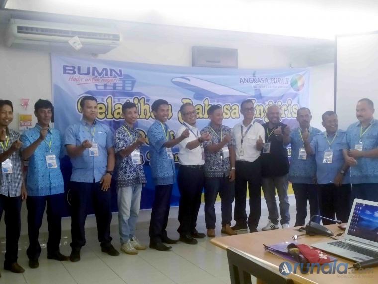 EGM Yos Suwagiyono bersama para sopir taksi yang ikut pelatihan Bahasa Inggris di BIM, Senin (24/2). (Foto : amz)