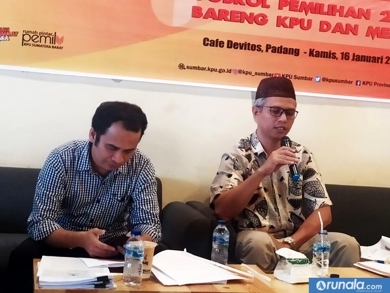 Anggota KPU Sumbar Izwaryani saat diskusi dengan sejumlah wartawan di sebuah Cafe di Kota Padang, Kamis sore (16/1). (amz)