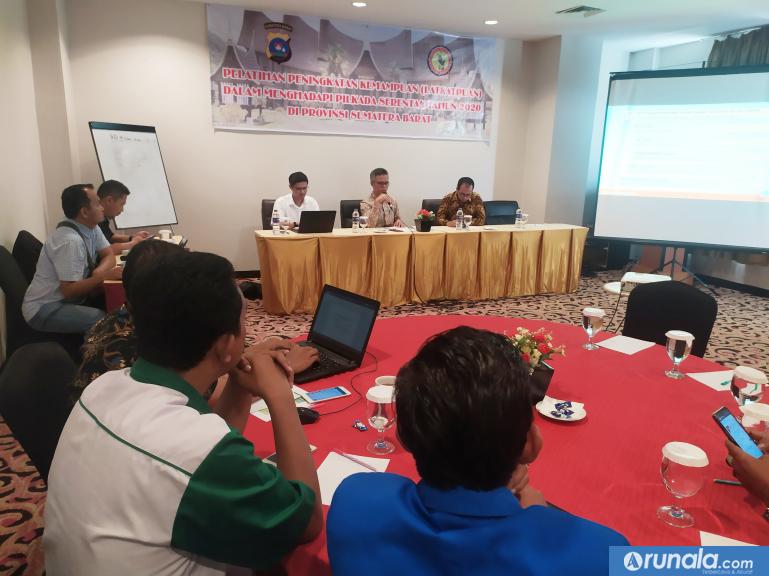 Anggota KPU Sumbar Izwaryani saat jadi nara sumber dalam pelatihan yang diadakan Dit Intelkam Polda Sumbar, Rabu (5/2). (amz)