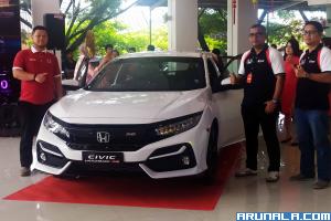 Solf lauching Dimeriahkan Atraksi Dua Budaya Berbeda: Civic Hatchback RS Mengaspal di Padang