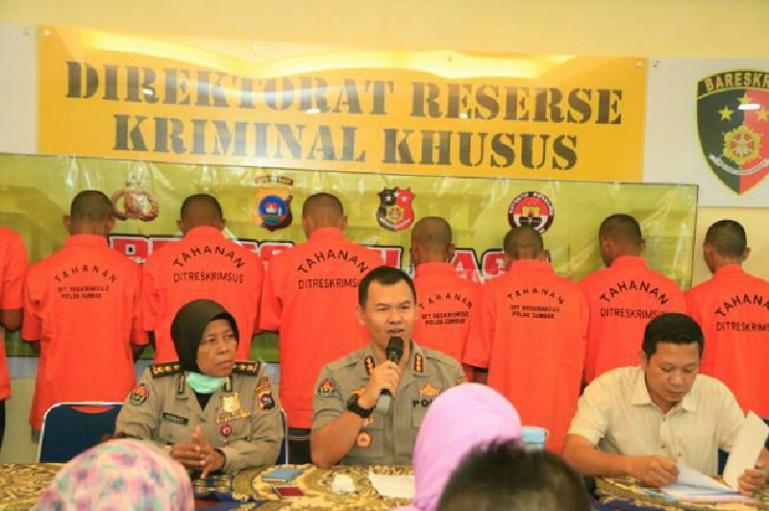Kabid Humas Polda Sumbar, Kombes Pol Satake Bayu Setianto didampingiKasubdit IV Ditkrimum AKBP Yunizar Yudhistira saat konferensi pers, Selasa (17/3). (Foto : Dyz)
