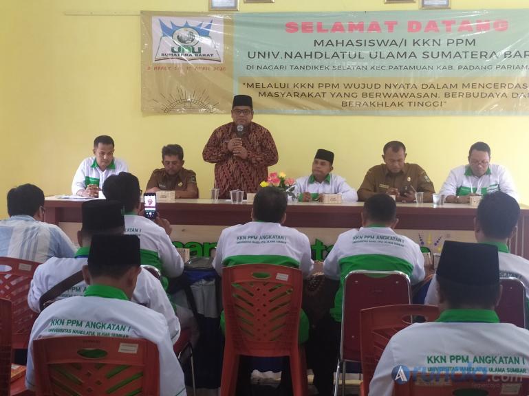 Wabup Suhatri Bur didamping Rektor UNU Sumbar Nurasa saat menyambut  peserta KKN pada perwakilan mahasiswa, Senin (2/3). (amz)