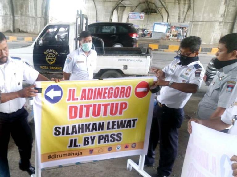 Kepala Dinas Perhubungan Kota Padang Dian Fikri bersama anggota pasang tanda penutupan Jalan Adinegoro Padang, Senin (30/3). (Foto : Istimewa)