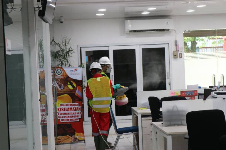 Petugas KKP Teluk Bayur lakukanpenyemprotan cairan desinfektan di seluruh lingkungan gedung kantor IPC Teluk Bayur, Sabtu (21/3). (Foto : Dok. IPC Teluk Bayur)