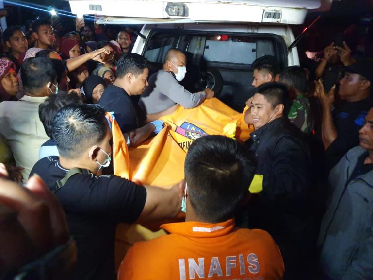 Petugas kepolisian mengevakuasi korban untuk dibawa ke Rumah Sakit Bhayangkara Polda Sumbar, Sabtu (7/3) kemarin. (Foto : Istimewa)