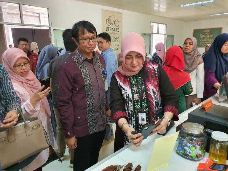 Pimpinan Bidang Bisnis BNI Cabang Padang Mechy Handayani saat sosialisasi penggunaan kartu TapCash BNI di Unand Padang, Selasa (10/3). (Foto : Istimewa)