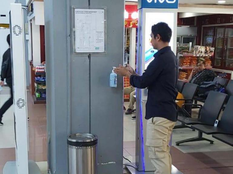 Petugas BIM menunjukan tempat hand sanitizer sebagai upaya pencegahan penyebaran virus Corona melalui Bandara, Senin siang (2/3). (Foto : Istimewa)