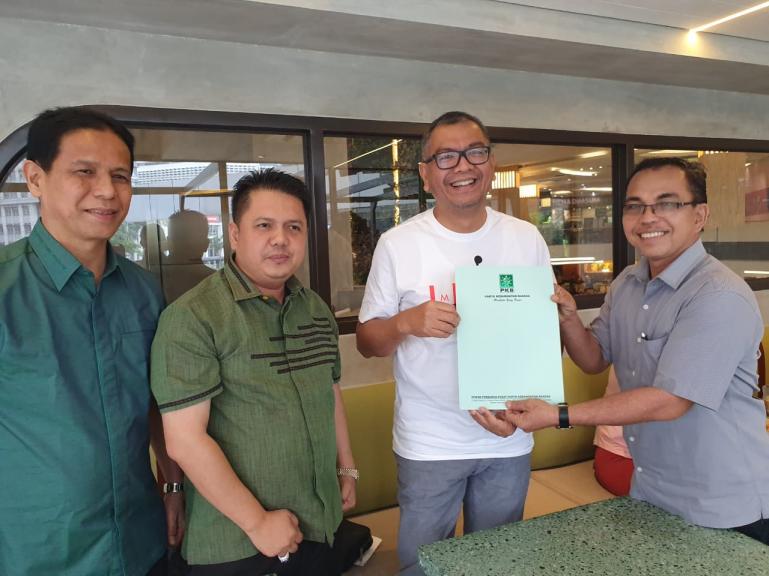 Riza Pahlevi saat menerima rekomendasi DPP PKB sebagai bakal calon Gubernur Sumbar maju Pilkada 2020 dari Febby Datuak Bangso Nan Putiah, Jumat siang (6/3). (Foto : Istimewa)