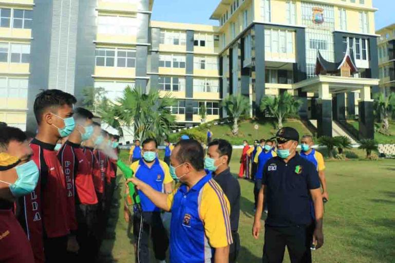 Kapolda Sumbar, Irjen Pol Toni Harmanto menyemprotan disinfektan kepada personelnya untuk cegah penyebaran virus Korona di lingkungan Polda Sumbar, Minggu pagi (15/3). (Foto : Istimewa)