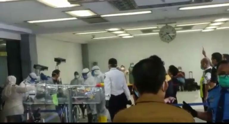 Petugas BIM dan KKP Bandara mengevakuasi seorang penumpang suspect Covid-19 di BIM, Senin pagi (16/3). (Foto : Istimewa)