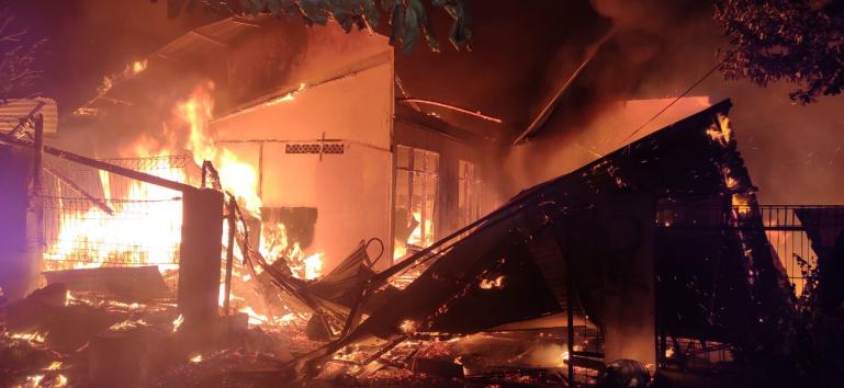 Berkobar Terlihat api masih berkobar membakar sebuah bangunan milik warga yang ada di Simpang GIA Tabing malam tadi. (Foto : Istimewa)