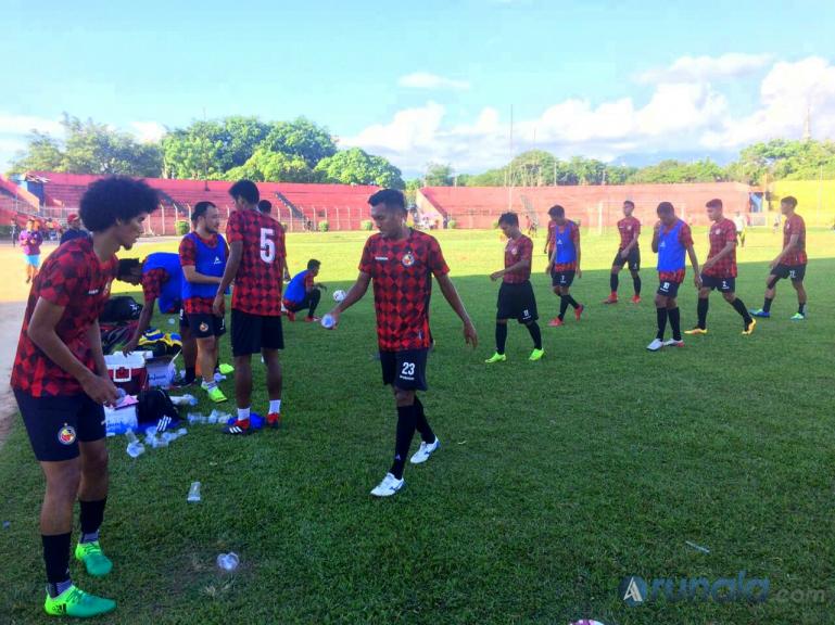 Tim Semen Padang FC saat jalani latihan di Stadion GOR Agus Salim Minggu (15/3) kemarin. (Foto : Can)