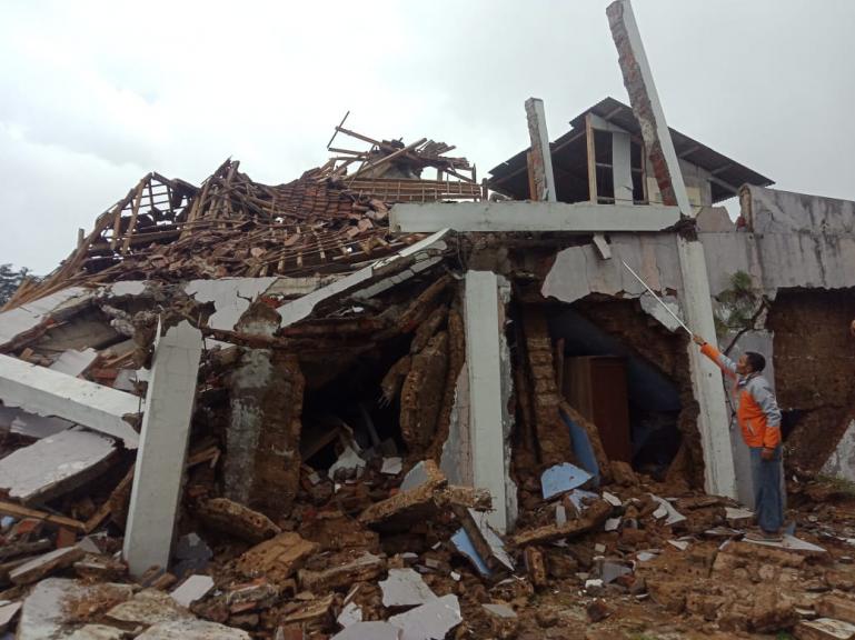 Warga memperhatikan rumahnya yang rusak akibat gempa bumi yang melanda Sukabumi yang terjadi Selasa siang (10/3). (Foto : Istimewa)