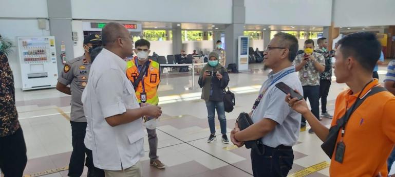 Anggota DPR RI Andree Rosiade didampingiEGM PT AP II BIM Yos Suwagiyono saat sidak terkait pencegahan Covid-19 di Bandara itu, Sabtu (21/3). (Foto : Dok PT AP II BIM)