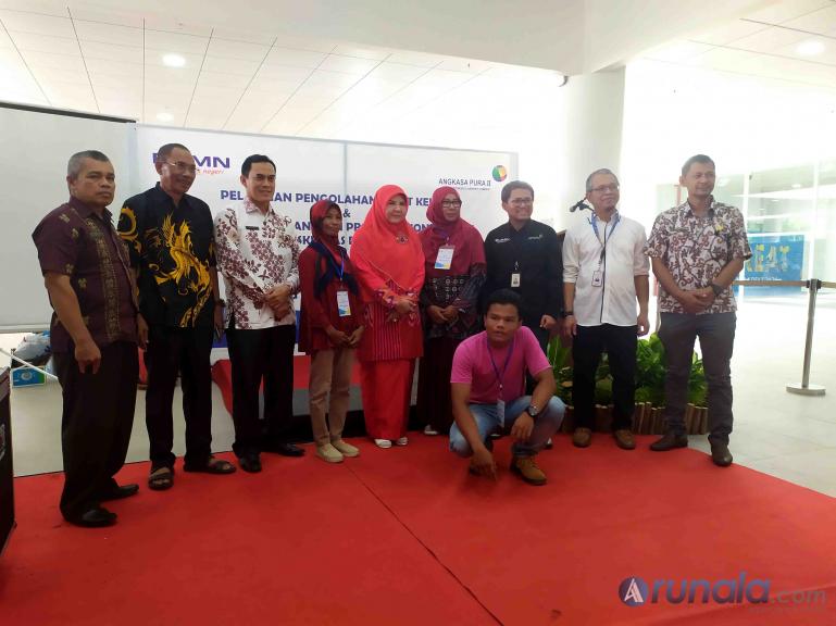 Ketua Forum UMKM Sumbar Nevi Zuairina yang juga anggota DPR RI bersama SGM AP II Amirzal dan EGM AP II BIM Yos Suwagiyono saat pembukaan pelatihan pengolahan sabut kelapa, Kamis siang (5/3). (Foto : amz)