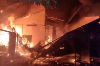 Petugas Damkar kerahkan Empat Unit Mobil Pemadam: Satu Unit Bangunan Warga Terbakar