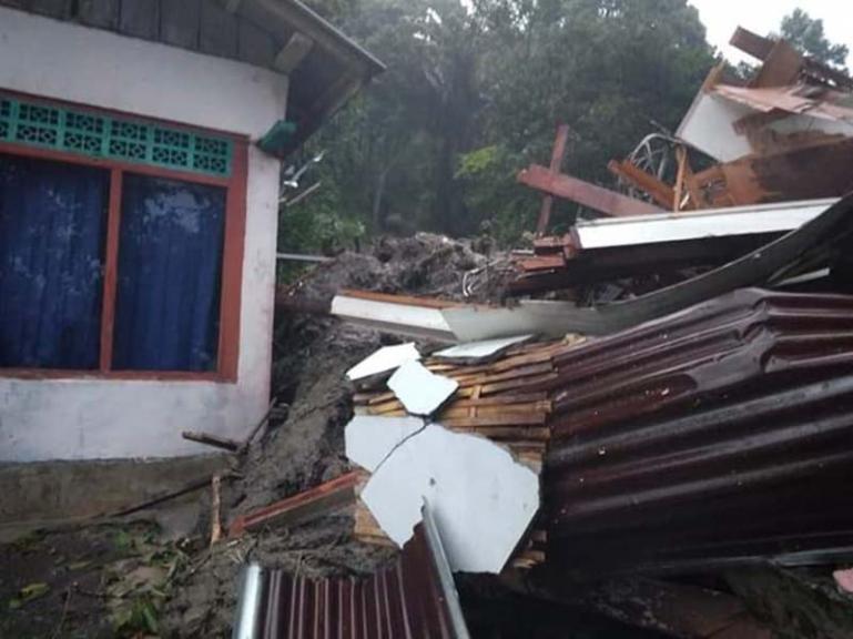 Beberapa rumah warga rusak berat pascabanjir bandang di Jorong Guguak Malalo, Minggu pagi (5/4).(Foto: Istimewa)